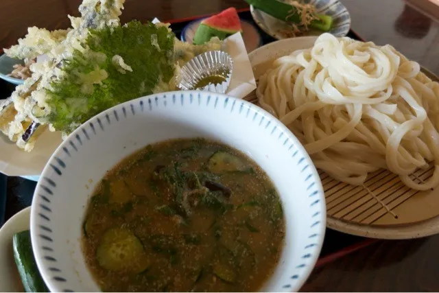 冷やし汁つけうどん (焼き鯛入り) 野菜天付 を頂きました。|momongatomoさん