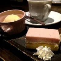 イチゴのケーキとバニラアイス🍰|まさひろさん