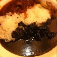 Snapdishの料理写真:黒いカレーと赤いハヤシのハーフ&ハーフ|tomnekoさん