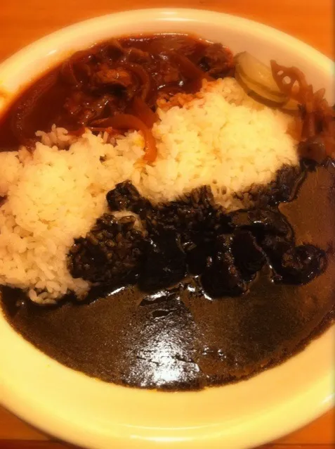 Snapdishの料理写真:黒いカレーと赤いハヤシのハーフ&ハーフ|tomnekoさん