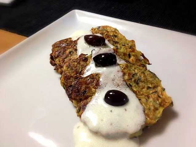 Oven-fried Zucchini Feta Fritters with Yogurt Dressing|6畳フィットネスさん