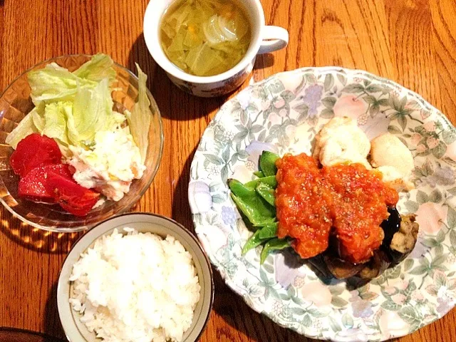 野菜と鶏肉の自家製トマトソースがけ♡コンソメスープ♡ポテトサラダ|kysbooさん