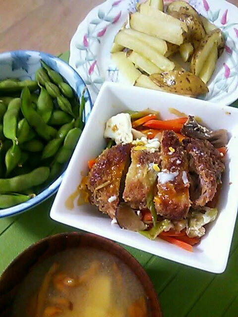 ☆カツ丼＊枝豆＊ﾌﾗｲﾄﾞﾎﾟﾃﾄ＊ﾅﾒｺ味噌汁☆|ｼｮｺﾗさん