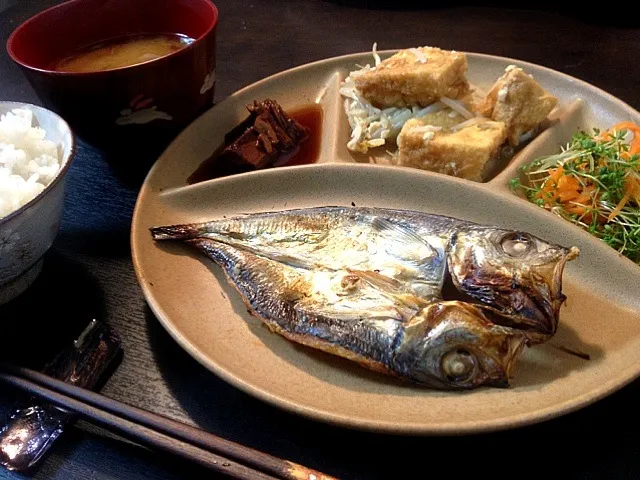 夕ご飯：鯵の干物、厚揚げともやしのオイスター炒め、ニンジンとクレソンのサラダ、鰹の角煮、玉ねぎとフノリのお味噌汁、麦入りごはん。|piyokoさん