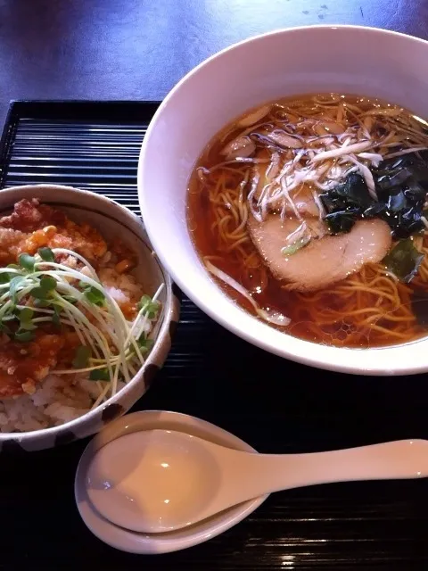 日替わり中華のラーメンセット。可もなく不可もなく。|だいこんさん