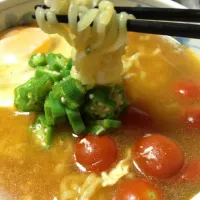 辛ラーメンにオクラとトマト、生玉子トッピング|たにやんさん