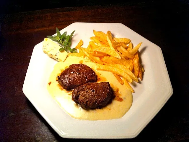 meat with blue cheese and fries|Check In Rioさん