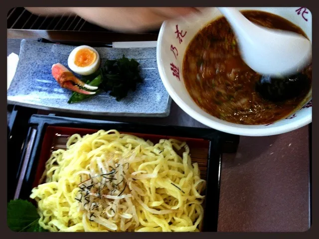 地獄つけ麺。黒卵型の熱した石でつけ汁を温めるパフォーマンスが楽しい。麺もツルツル感があって美味しい。でも味は地獄ではなくマイルド。|土屋幸治さん