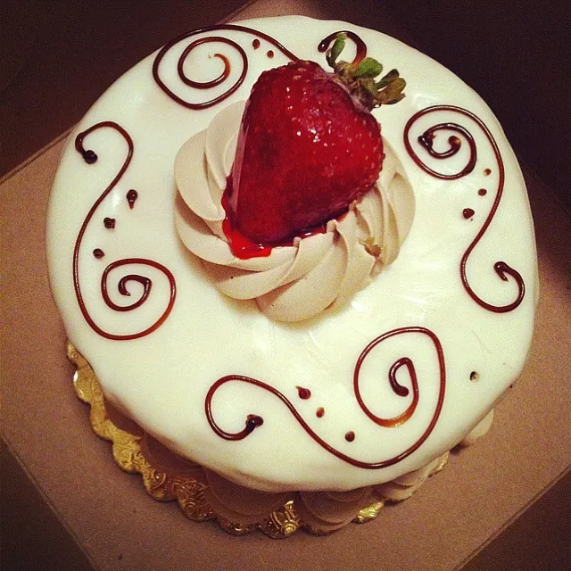 vanilla sorbet cake with strawberry on top|iceさん