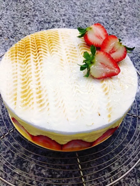 Snapdishの料理写真:Fraisier classique; Génoise biscuit, mousseline cream, italian meringue and fresh strawberry|Prae~*さん