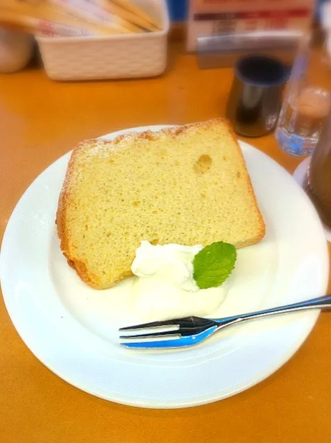 Snapdishの料理写真:UCC Cafe Mercado バニラシフォンケーキ|tonさん