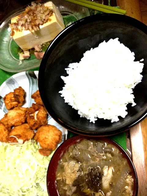 #夕飯 味噌汁(大根えのきネギ味噌)、冷奴(ミョウガのせ)、唐揚げ(揚げたて)、白米。唐揚げにも冷奴にも新潟産粗塩をつけて食べた。|ms903さん