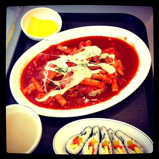 Spicy toppoki with cheese and kimbap.|joyceさん