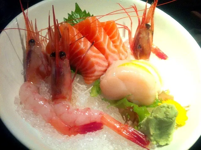 ocean shrimp, salmon & scallop sashimi|skyblueさん