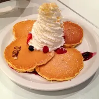 Snapdishの料理写真:ベリーミックスパンケーキ|たきゃたさん