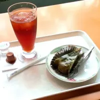 大学のカフェテリアのケーキ|ナリさんさん