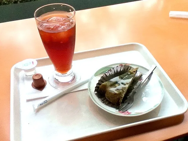 大学のカフェテリアのケーキ|ナリさんさん