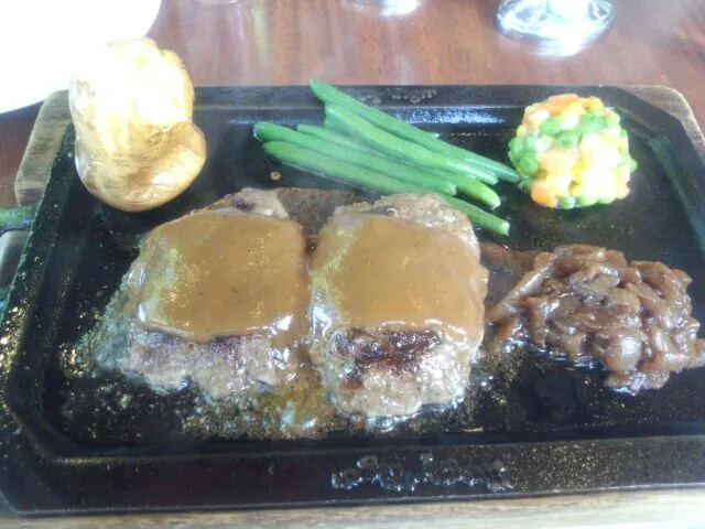 Snapdishの料理写真:ハングリータイガーのハンバーグ|kingyolivestrongさん