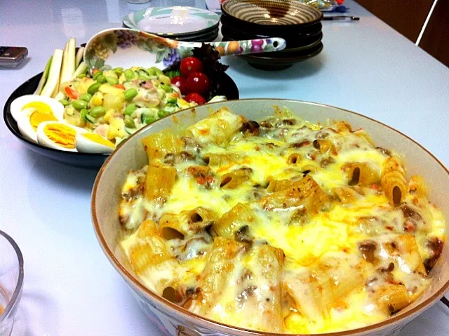 Snapdishの料理写真:パパ特製のペンネグラタンとポテトサラダ！Potato salad and Penne Gratin with my papa's special!|Angie44さん