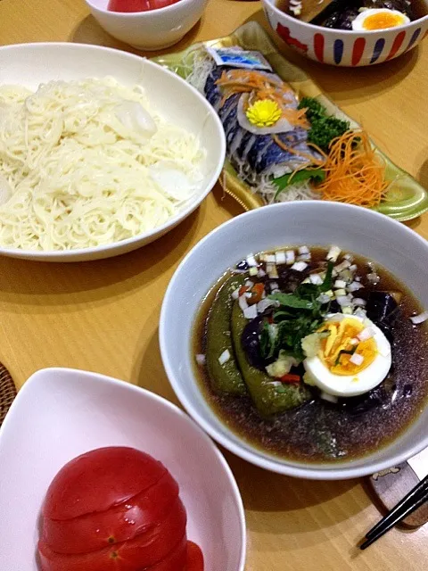 Snapdishの料理写真:素麺と夏野菜の揚げ浸し、しめ鯖、冷やしトマト|ぬまさん