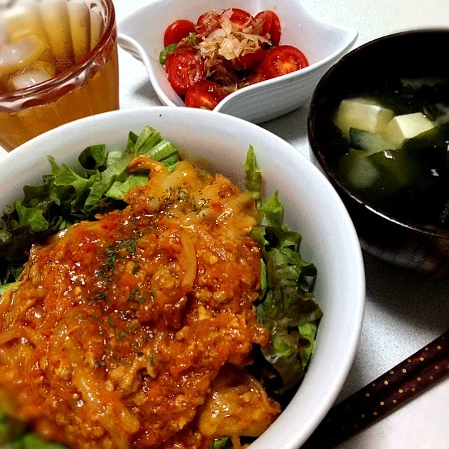 Snapdishの料理写真:和風ミートソース丼・トマトとオクラのおかかポン酢和え・豆腐とわかめの味噌汁|kie3さん