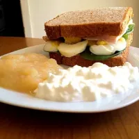 turkey, hard boiled eggs, dijon mustard and spinach sandwich with applesauce and cottage cheese.|Katelynn Smithさん