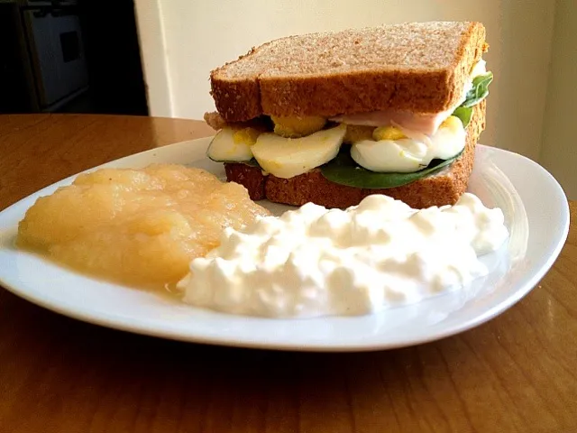 turkey, hard boiled eggs, dijon mustard and spinach sandwich with applesauce and cottage cheese.|Katelynn Smithさん