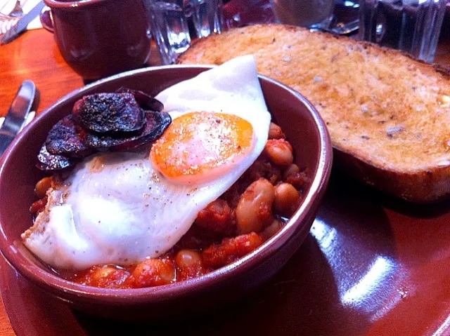 Snapdishの料理写真:baked beans n eggs|willzさん