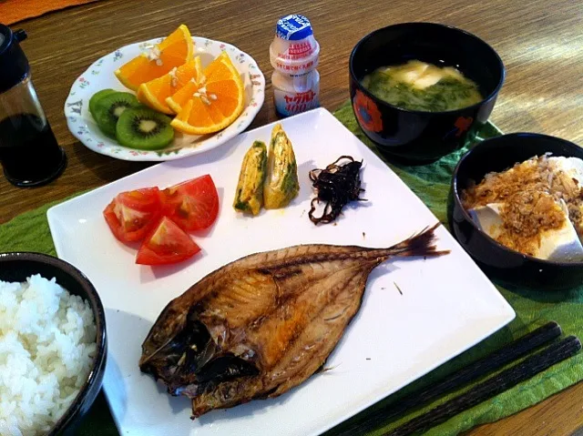 アオサの玉子焼き  トマト   鯵の開き  塩こんぶ  おぼろ豆腐  アオサと豆腐の味噌汁  ヤクルト   オレンジ  キウイ|高田恵子さん