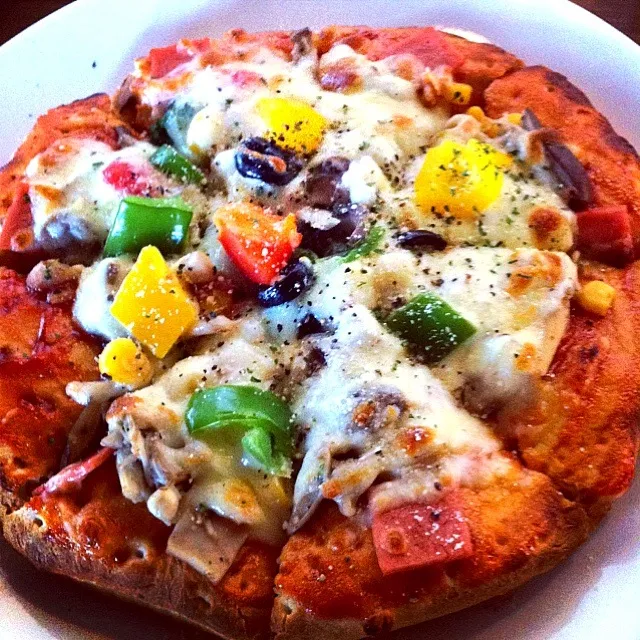 Snapdishの料理写真:Homemade cheesy pizza,yummy!|seeling yapさん