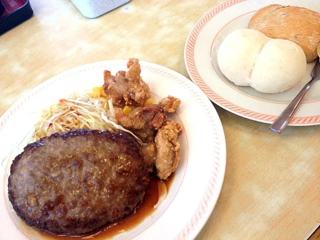 Snapdishの料理写真:照り焼きハンバーグ＆鶏の唐揚げ|ピンコさん