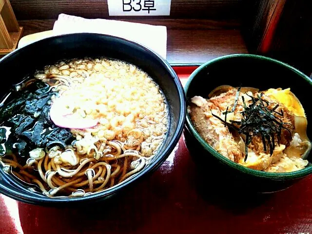 ミニカツ丼セット（デブ食）羽田に来たのでつい食べてしまいました！|masaaki iemotoさん