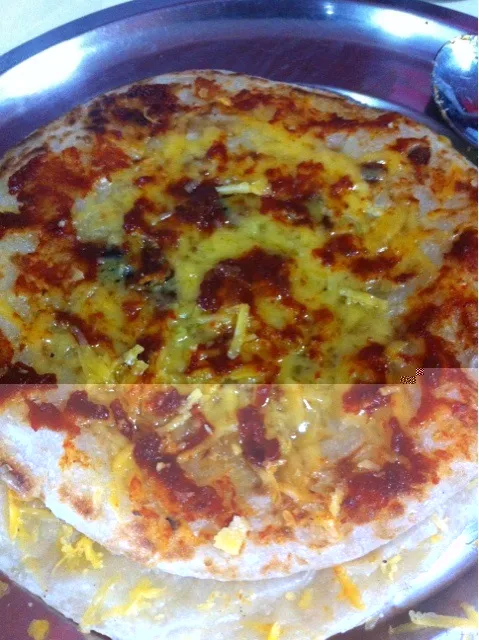 roti prata improvised into a pizza!|manasi bhargavさん