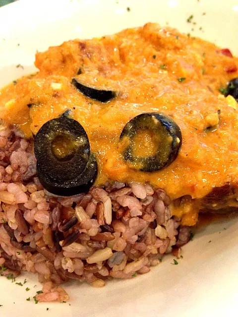 Peek - a - boo meatloaf with spicy tomato sauce on brown rice|I'm a pasta lover ..さん