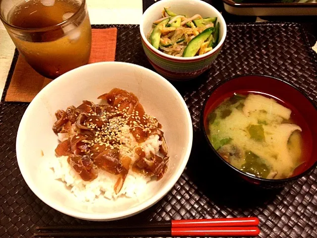 マグロ漬け丼、春雨サラダ、きのことサツマイモの味噌汁|ひかりさん