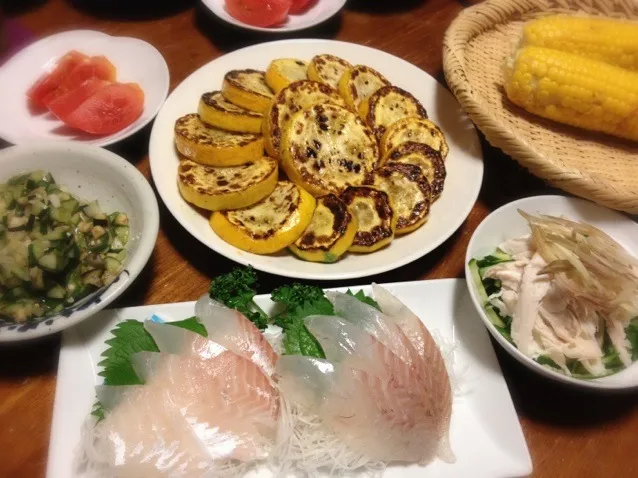 スズキ刺身、胡瓜と蒸し鶏胡麻和え、焼きズッキーニ、だし、茹でトウモロコシ。|raku_darさん