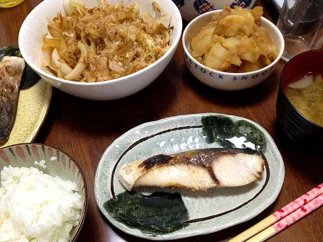 鰤の塩焼き＊焼き玉ねぎサラダ＊甘辛じゃがいも|ももさん