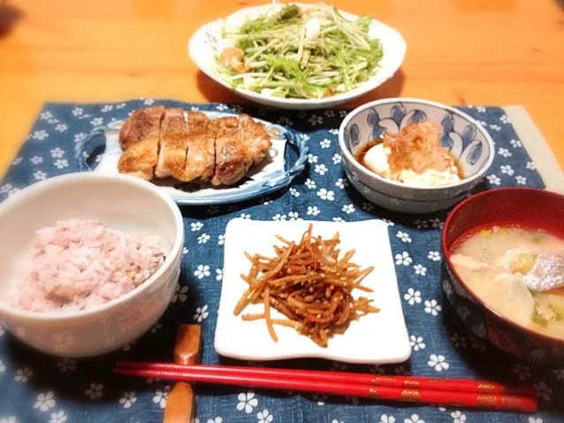 Snapdishの料理写真:鳥肉ソテー、鮭味噌汁、雑穀米、きんぴらごぼう、水菜サラダ|古賀由紀子さん