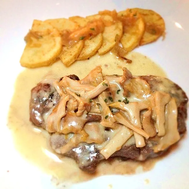 tenderloin steak with chantrelle mushrooms|elwood kelly liaoさん