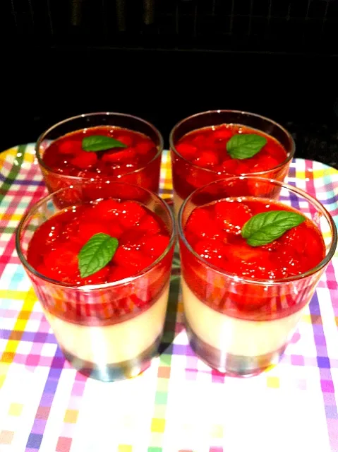 strawberry & lime Panna Cotta|Sara de Souzaさん