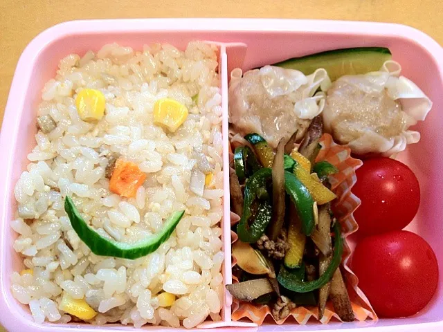 学童保育のお弁当。鶏ゴボウピラフに野菜きんぴら、シュウマイ、ミニトマト。|松浦有里さん