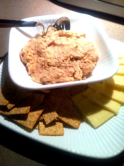 tuna and crackers|Alysha Hipesさん