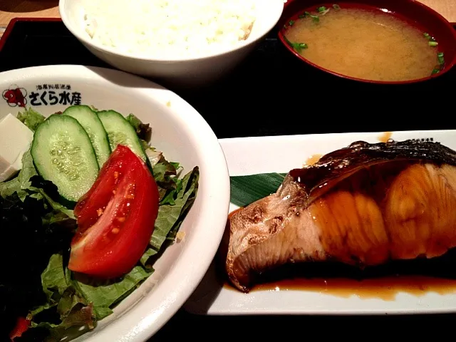 鰤の照り焼きに、野菜サラダ＠さくら水産 #ランチ #定食|Takashi H.さん