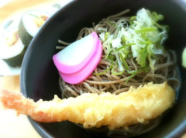 Snapdishの料理写真:本日のランチ。冷やし海老天麩羅そばと巻寿司(400円)|JTKさん