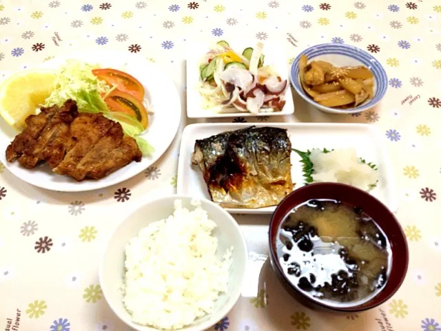 本日の夕食 生姜焼き 鯖塩焼 タコのカルパッチョ  大根のゴマ油炒め 完成でつ‼♪(´ε｀ )|ジローさん