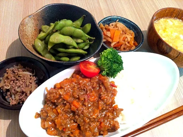 手抜きごはん。トマトと挽肉たっぷりカレー|きむらゆりかさん