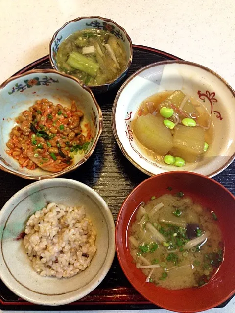 冬瓜とカニかまの煮物、キムチ納豆、きゅうりとオクラのピリ辛漬け、なすとえのきのお味噌汁、玄米ご飯|Tomokoさん