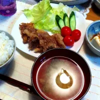 Snapdishの料理写真:豚の唐揚げ＆玉ねぎとわかめの味噌汁|友希さん