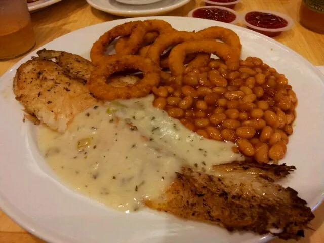 Grill fish with herb with bbq beans & onion rings as sides|genさん