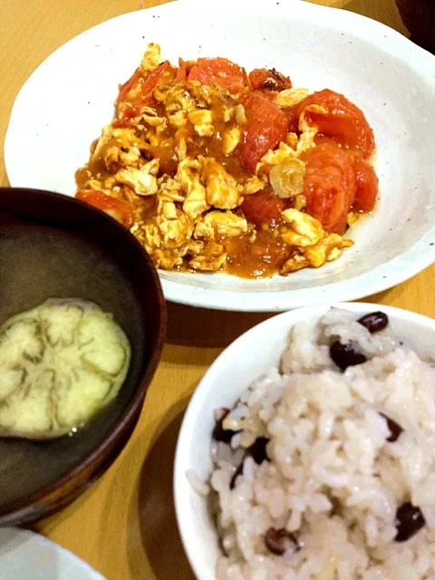 お赤飯、なすびと玉ねぎのお味噌汁、トマトと卵の炒めもの|ぬまさん